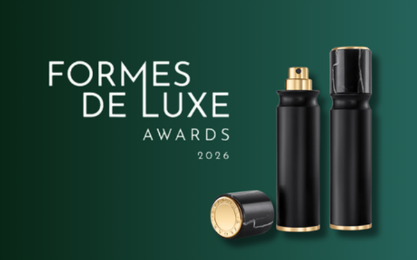 Bvlgari'sTravel Fragrance Spray with Black Marble Cap and Sleek Black Casing and Golden Decoration featuring Aptar Beauty's Refillable technology Nomad Refill stands on green background next to a text reading Formes de Luxe Awards 2026 announcing the Refill Category Award winner