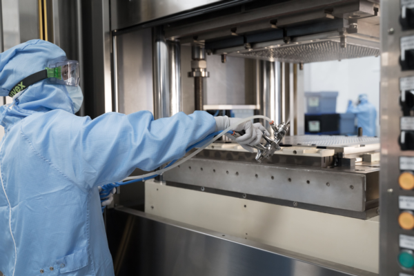 Aptar-Pharma-Injectables-cleanroom-operator-sterile-manufacturing-contamination-control-equipment.jpg