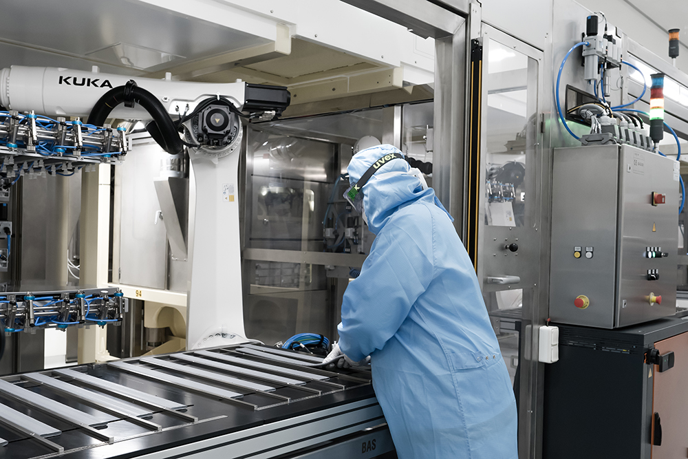 Operator preparing for the robotized molding of injectable closure component, vial stoppers, rigid needle shield or syringe plunger