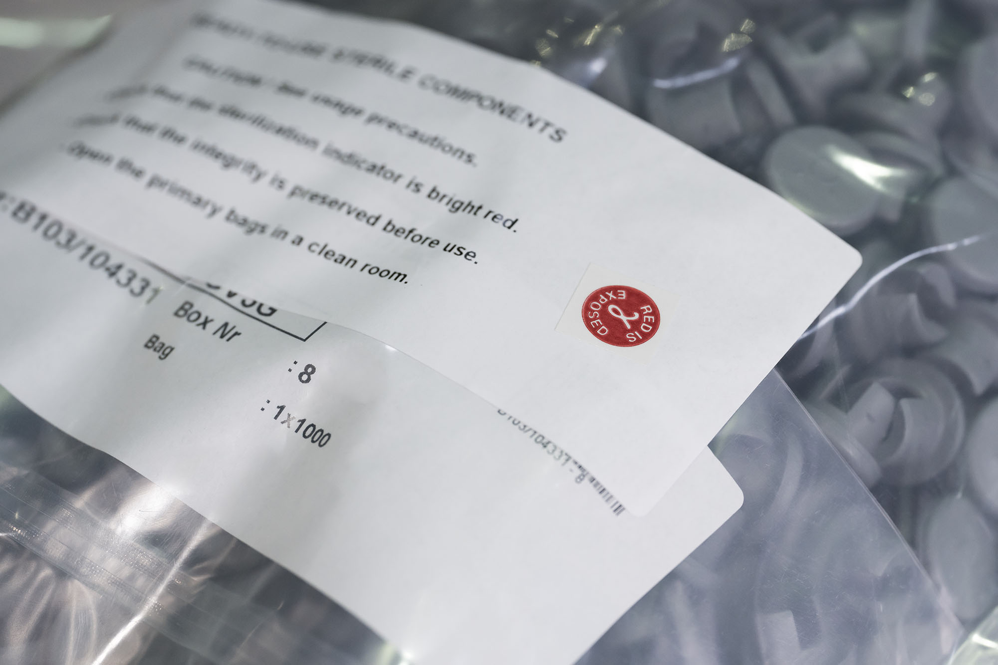 Clear PE bag of gamma sterilized Aptar Pharma’s Ready-to-Use (RTU) lyo vial stoppers guaranteed sterile at the time of use.