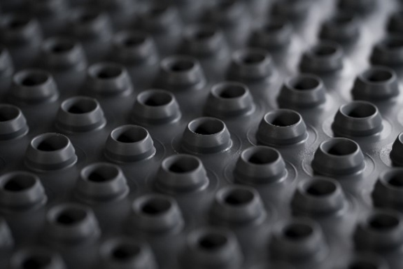 Aptar Pharma grey rubber vial stoppers manufactured in ISO cleanroom for consistent high quality and Annex-1 compliance.