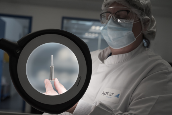 Pharma-cleanroom-inspection-magnifying-lamp-contamination-risk-control.jpg
